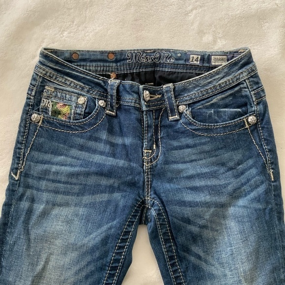 𝅺MISS Me Camo Sequin Cuffed Capri Jeans - Picture 4 of 8